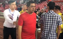 CĐV đội đầu bảng V-League có hành vi cực sốc với trọng tài