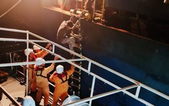 4 ngư dân may mắn thoát chết trên biển giữa sóng to, gió lớn