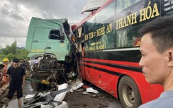 Xe đầu kéo tông xe khách trên đường Hồ Chí Minh, 2 người chết, 3 bị thương