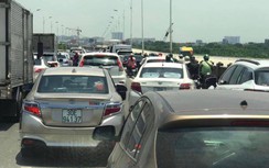 Video: 6 ô tô đâm nhau, nghìn người khổ sở chôn chân trên cầu Vĩnh Tuy