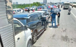 Tai nạn liên hoàn giữa 6 ô tô, cầu Vĩnh Tuy ùn tắc giữa trưa nắng