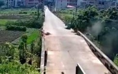 Một cây cầu bị gãy làm đôi vì nắng nóng