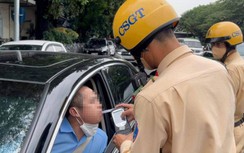 Tài xế ô tô có nồng độ cồn "khủng" phân trần "bạn ra chơi nên quá chén"