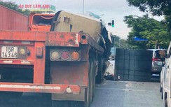 Phát hoảng cuộn sắt hàng chục tấn bất ngờ từ xe đầu kéo rơi xuống đường