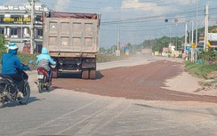 Xe chở đất đá dấu hiệu quá tải cày xới đường nối QL17 và QL37 qua Bắc Giang