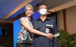 Xúc động hình ảnh tân Hoa hậu Hoàn vũ bên cha là công nhân dọn rác