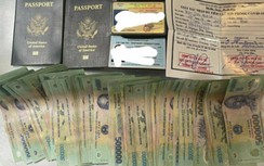 Khách ngoại bỏ quên cả xấp tiền trên tàu hoả