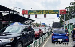 Phà Cát Lái quá tải, ùn tắc vì... hàng loạt xe chưa dán thẻ ETC né cao tốc