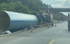 Hà Nội: Ống nước Sông Đà xếp ngổn ngang, tiềm ẩn nguy cơ tai nạn giao thông