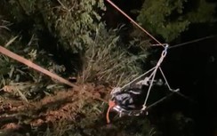 Video cứu hộ nạn nhân rơi xuống vực trong vụ TNGT nghiêm trọng ở Huế