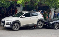 Video: Nam tài xế lùi xe ô tô tông trúng người nhà đi xe máy