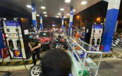 Hà Nội: "Xe điên" lao thẳng vào cây xăng, nhiều người bị thương