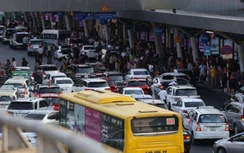 Phạt nặng, xử nghiêm taxi, xe công nghệ tắt app, vòi tiền tại Tân Sơn Nhất