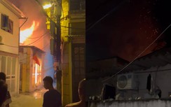 Ngôi nhà trong ngõ bốc cháy rừng rực, người dân hốt hoảng tháo chạy