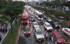 Mưa lớn nhiều giờ, người dân TP.HCM quay cuồng trong đường ngập, kẹt xe