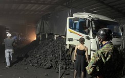 Bị CSGT cân tải trọng, tài xế lái xe bỏ chạy, xả hàng chống đối