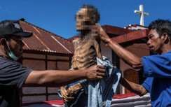 Ở một nơi, người dân có tục đào mộ, ăn uống chụp ảnh cùng người đã khuất