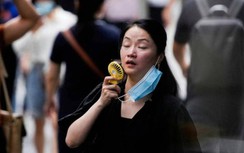 Nóng nhất trong 60 năm tại TQ: Túi tôm sống mới mua "chín đỏ" trên đường về