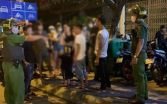 Chồng cùng bạn đuổi đánh vợ trước quán nhậu ở Đà Nẵng