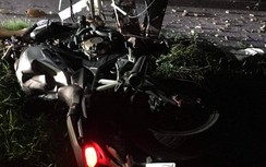 Kinh hoàng tài xế xe mô tô lao như bay, tông gẫy cột điện và tử vong