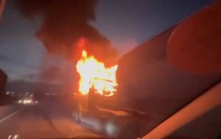 TP.HCM: Xe bồn bốc cháy dữ dội trên cầu Phú Mỹ, giao thông ùn ứ kéo dài