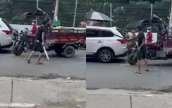 Tài xế xe ben cầm mã tấu đập phá xe ba gác sau va chạm giao thông