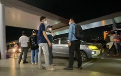 "Xe dù" ngang nhiên chèo kéo, "quây" hành khách tại sân bay Tân Sơn Nhất