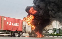 Xe đầu kéo cháy trơ khung trên xa lộ Hà Nội, tài xế đạp cửa thoát thân