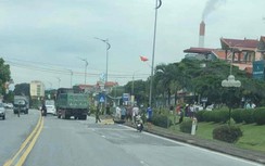 Nam tài xế xe máy văng ra đường, tử vong tại chỗ sau va chạm với ô tô tải