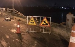 Xe tải húc bay lan can cầu Thanh Trì, lao xuống sông Hồng trong đêm tối