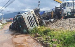 Xe tải lật trên quốc lộ, đè chết 2 phụ nữ đi xe máy