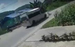 Đạp xe băng qua đường, bé gái bị xe khách tông tử vong