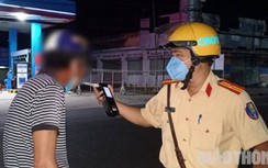 Bị CSGT tuýt còi trong đêm, tài xế thản nhiên nói "em biết có cồn rồi”