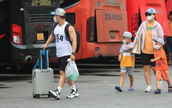 Người dân “tay xách, nách mang” đổ ra bến xe trước kỳ nghỉ lễ 2/9