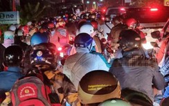 Tai nạn trên cầu Mỹ Thuận, quốc lộ 1 về miền Tây kẹt xe gần 10km