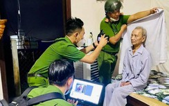 Công an Huế gác nghỉ lễ, đến từng nhà làm CCCD cho người già, người tàn tật