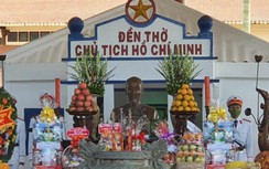 Người dân thành kính thắp hương tưởng nhớ Bác Hồ ngày Tết Độc lập