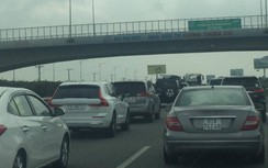 Xe khách 16 chỗ gặp sự cố, cao tốc Long Thành kẹt xe kéo dài hơn 4km