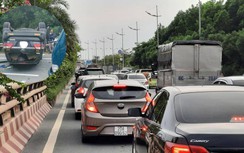 Fortuner lật nghiêng sau va chạm với xe Hyundai, cửa ngõ Hà Nội ùn tắc