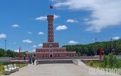 Du khách có thể ngắm mặt trời mọc và lặn trên biển ở đất Mũi Cà Mau