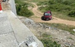 Ô tô lộn nhiều vòng dưới chân cầu, nữ tài xế và con gái bị thương vùng đầu