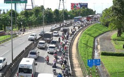 Cầu Mỹ Thuận chật kín khi người dân ùn ùn trở lại TP.HCM sau kỳ nghỉ lễ