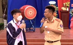 CSGT tuyên truyền pháp luật ATGT cho học sinh trong ngày tựu trường