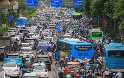 Đường phố Hà Nội ken cứng người và xe ngày đầu đi làm trở lại