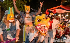 Giới trẻ "lên đồ" chơi Trung thu sớm trên phố Hàng Mã