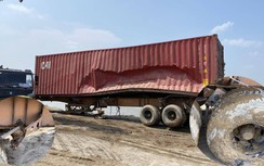 Cận cảnh trục vớt xe container lao từ cầu Thanh Trì xuống sông Hồng