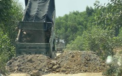 Vào mỏ đất chụp hình, nhiều phóng viên bị xe tải đổ đất "giam lỏng"?