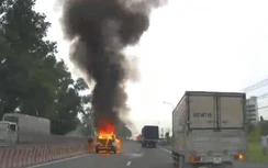 Đồng Nai: Ô tô 7 chỗ bốc cháy dữ dội trên QL1