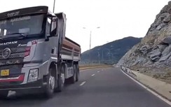 Thót tim xe ben chạy ngược chiều suýt tông vào xe khác trên đường ven biển