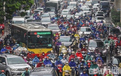 Ùn tắc khắp các ngả đường, người Hà Nội chật vật đi làm trong mưa
